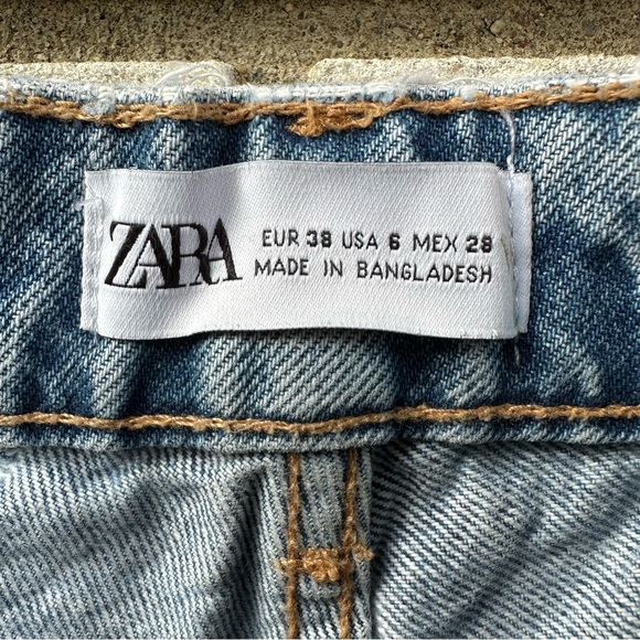 Zara High Rise Tapered Straight Distressed Jeans Sz 6 Ripped Knee Raw Hem Cotton - Picture 3 of 10